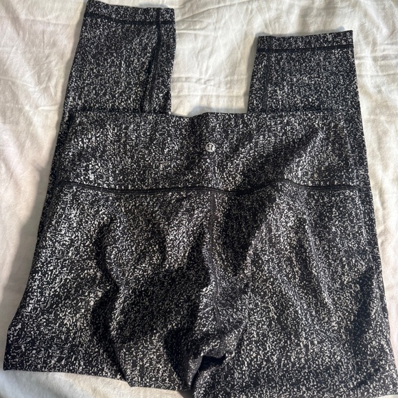 1 🤍 Lululemon Wunder Under Crop (High-Rise) 21"
Luon Suited Jacquard Black White - Picture 3 of 6